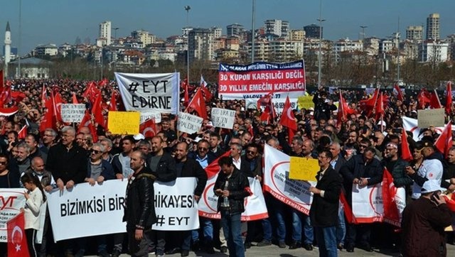 EYT son dakika haberleri 22 Mayıs... Emeklilikte yaşa takılanlar gün gün yeni gelişmeleri merak edip takip ediyor. Uzun süren sessizliğin ardından AK Parti ve Hükümet'ten peş peşe açıklamlar gelmeye başladı. yapılan açıklamalar sonrası emeklilikte yaşa takılanlar yani EYT'liler için umut ışığı yandı. Son açıklamalar ise Bakan Vedat Bilgin ve AK Parti Sözcüsü Ömer Çelik'ten açıklama geldi. işte EYT'de son durum...