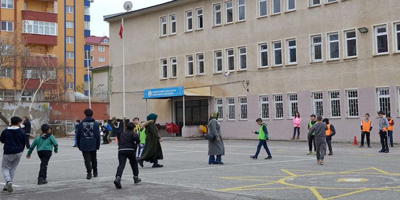 Şok, İki Öğretmen Öğrencilerinin gözü önünde bıçakla kavga ettiler.