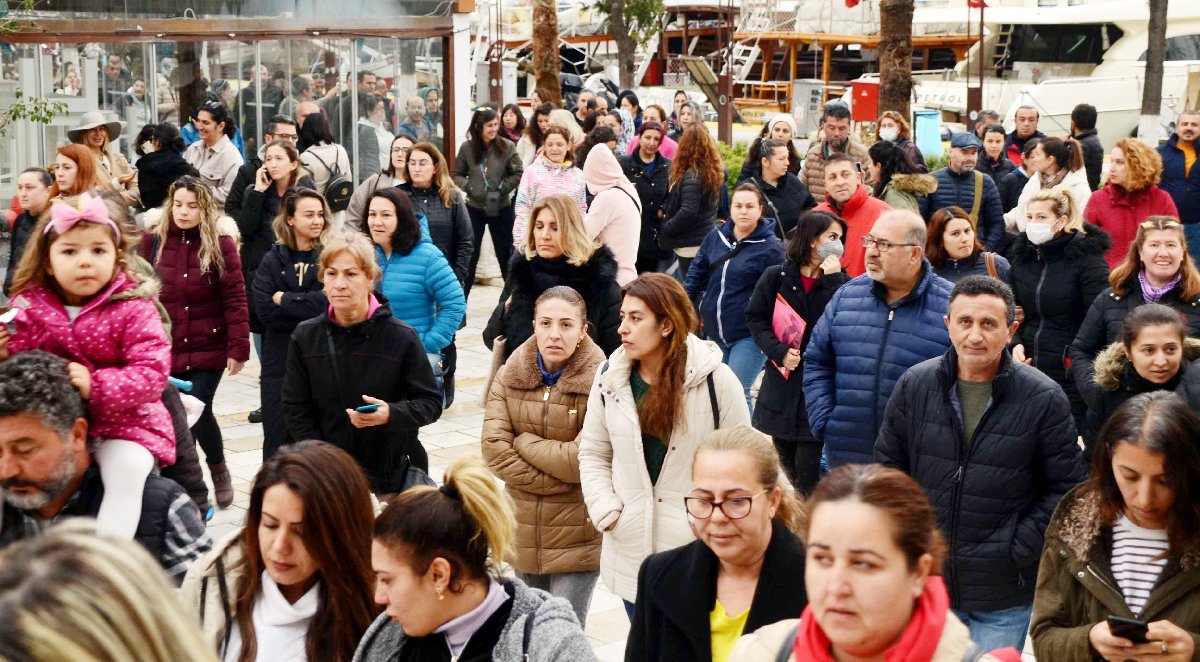 Lise öğrencileri başka okula taşındıklarının mesajla öğrendi