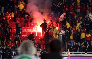 İzmir'deki derbi maçta yabancı maddeleri stada...